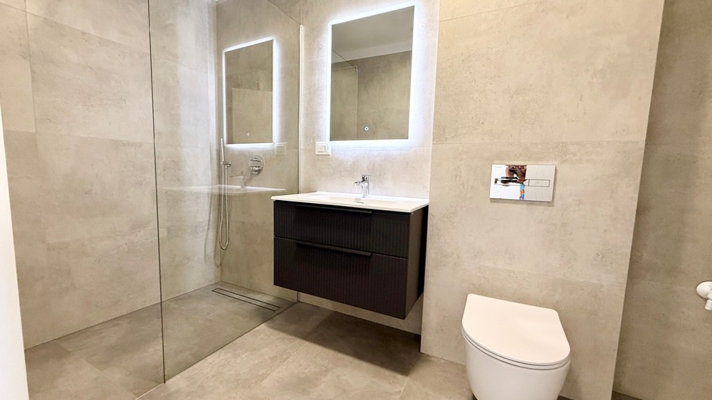 Bathroom with shower and toilet in the maisonette apartment A4107 Vodice