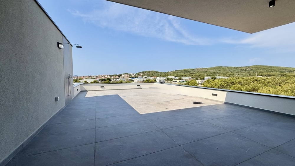 Covered area of ​​the roof terrace with a view of the greenery, apartment A4107 Vodice