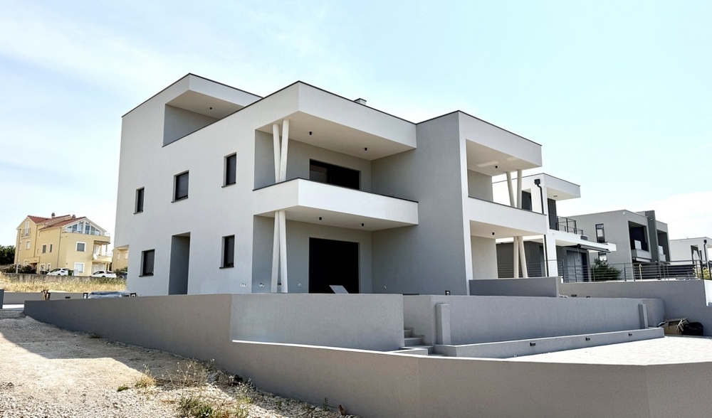 Lateral exterior view of the new building with maisonette apartment A4107 in Vodice