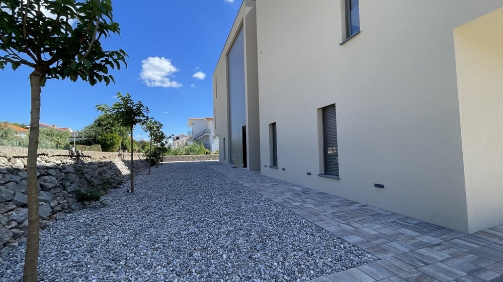 Access and courtyard of the new building in Vodice with parking spaces