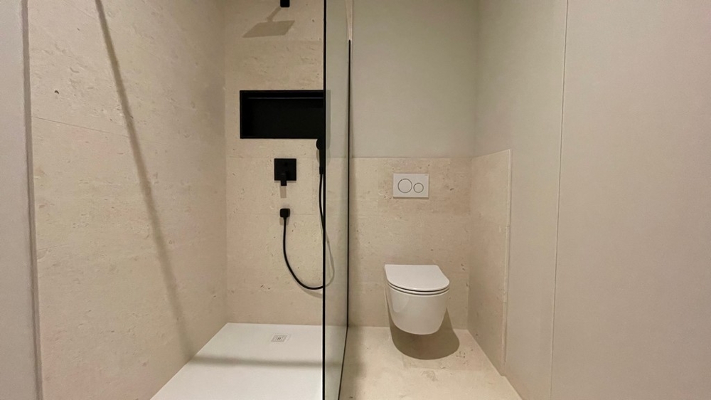 Second bathroom with rain shower