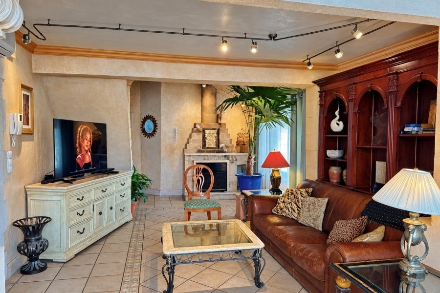 Living room of the penthouse in Split with fireplace and seating area