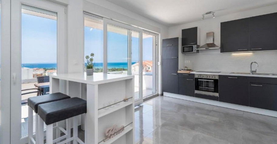 Bar and fitted kitchen overlooking the sea
