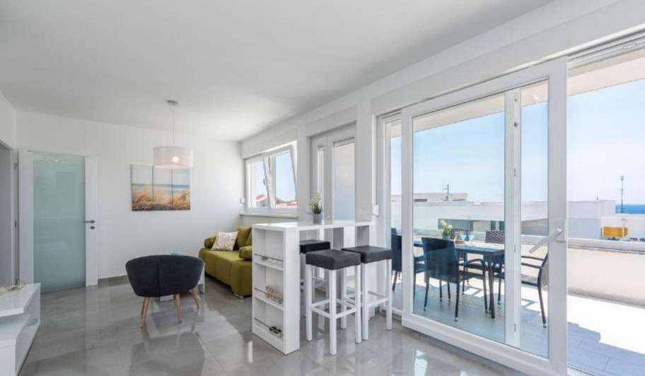 Bright living room with access to the terrace