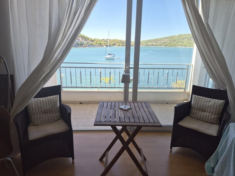 Living room with glass doors to the loggia and sea views