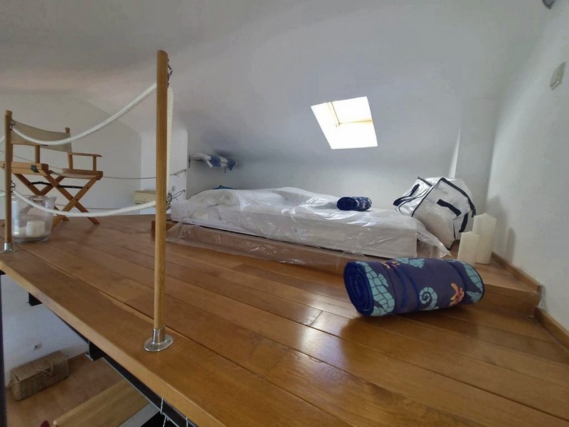 Gallery with skylight as an additional sleeping area