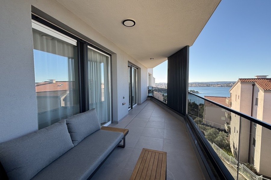 Covered balcony with bench and sea view in Trogir on Ciovo