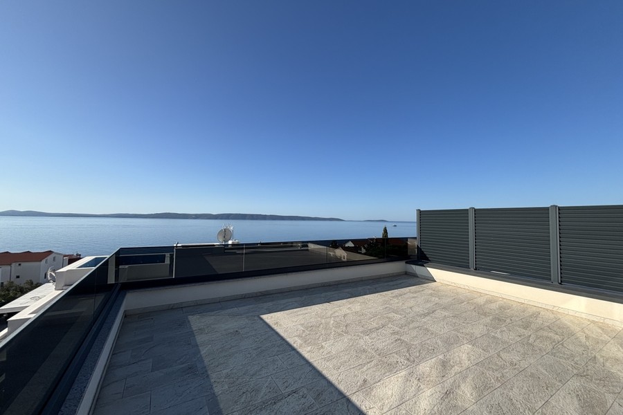 Roof terrace with views of the sea and the islands in front of Ciovo