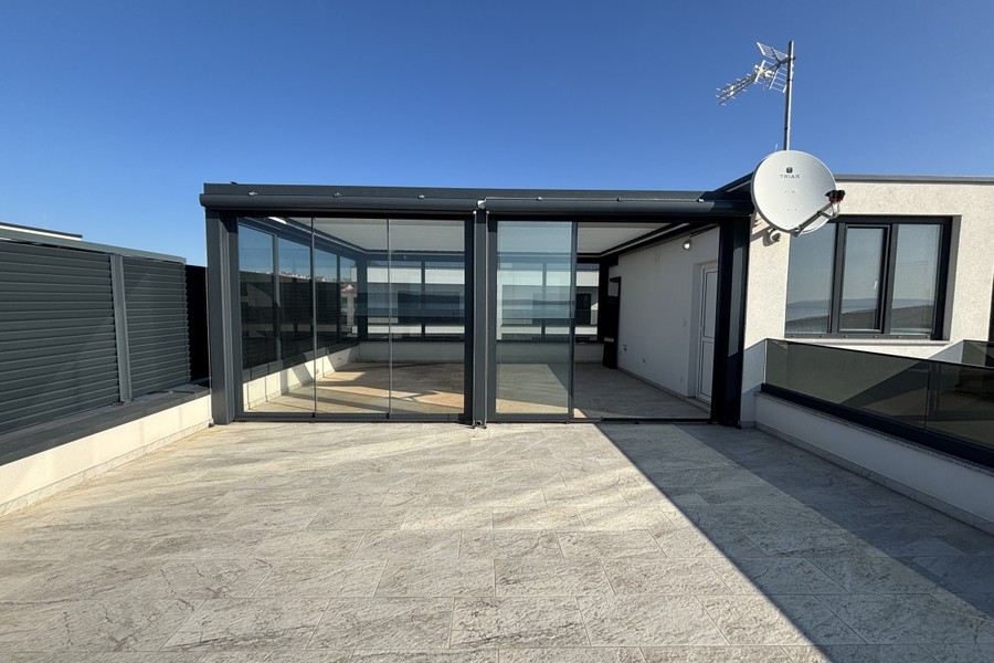 Roof terrace with glazed pergola in Okrug Gornji