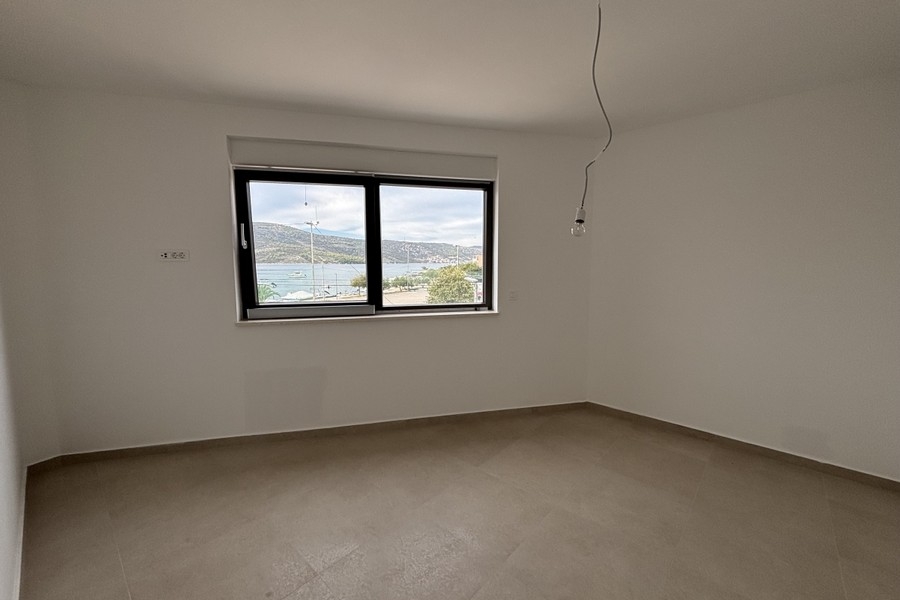 Bedroom with window to the sea
