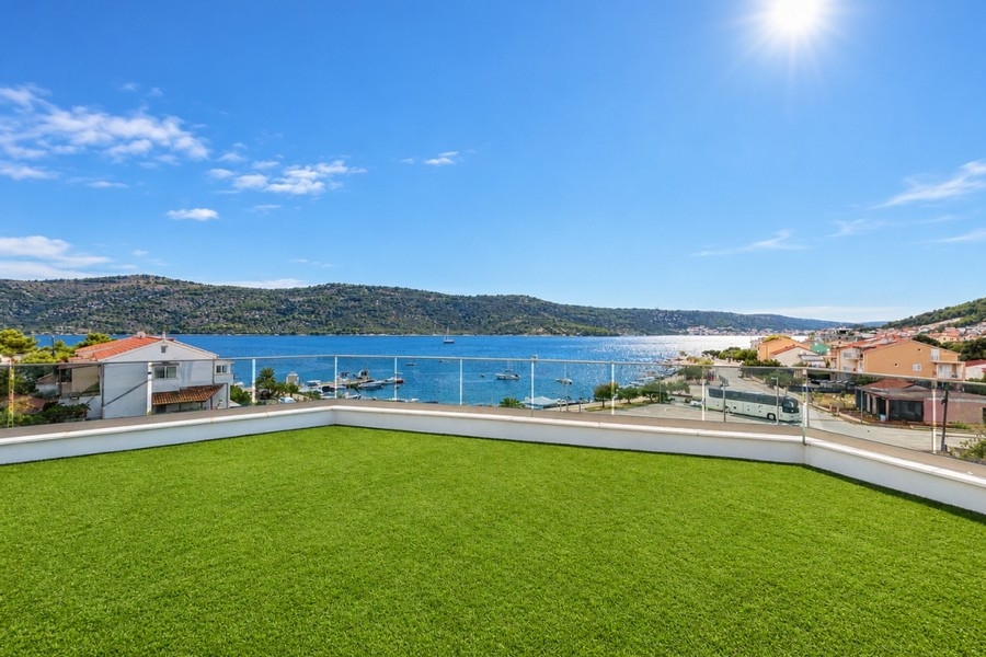 Buy an apartment in Croatia - penthouse with roof terrace and sea views in Marina