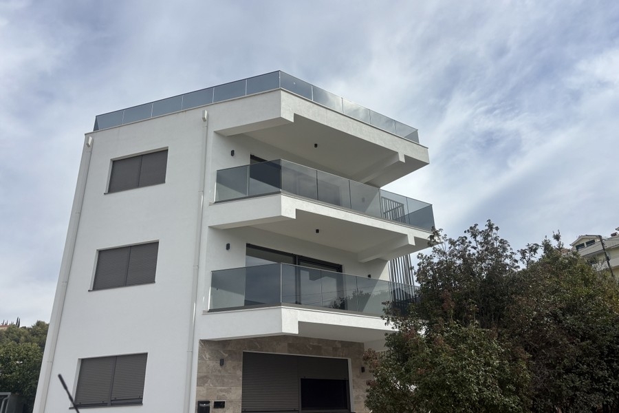 Newly built house with balconies and roof terrace in Marina