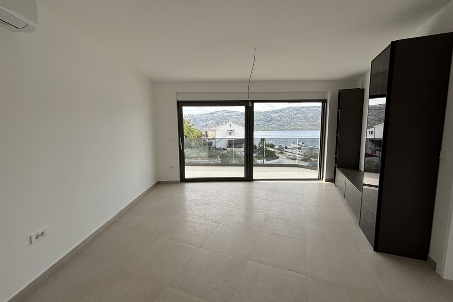 Bright living area with access to the balcony