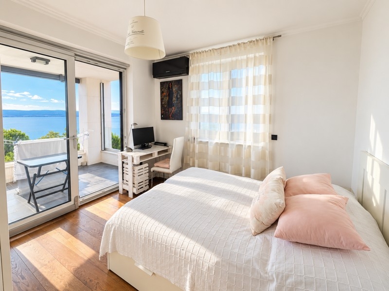 Bedroom with access to the terrace and sea views