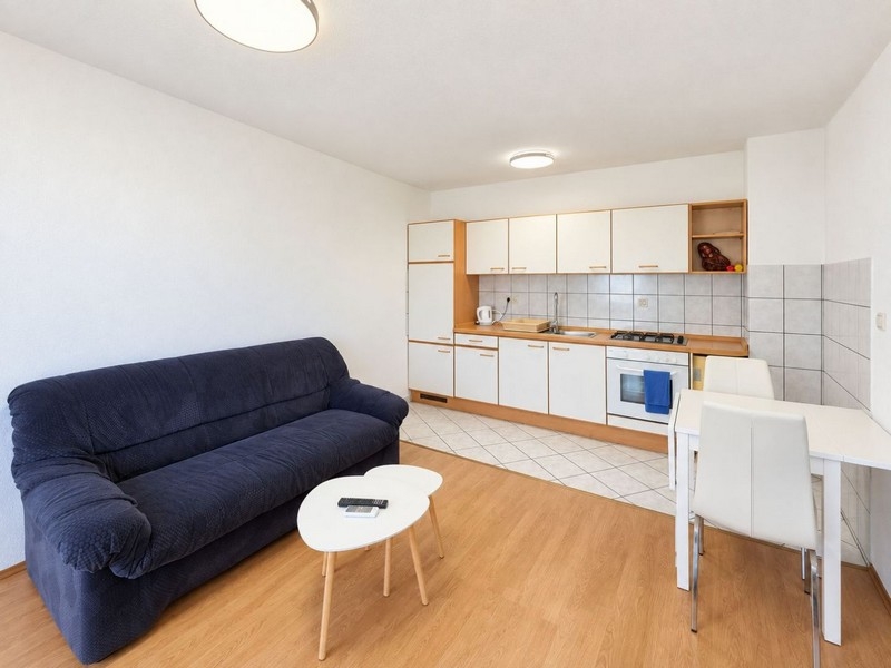 Open kitchen with dining table in the living room