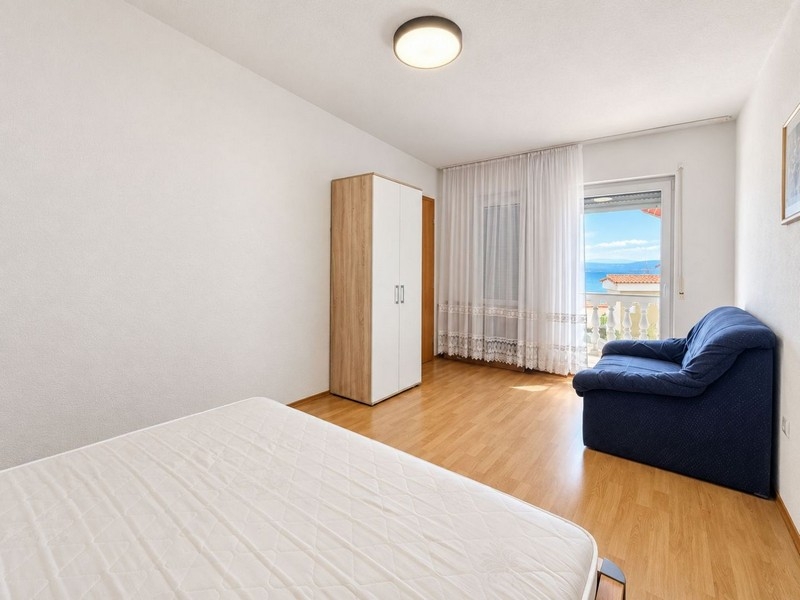 Bedroom with wardrobe and sea view