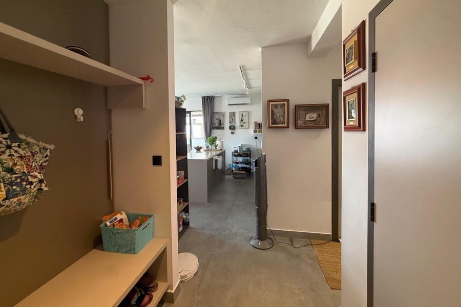 Entrance area with cloakroom