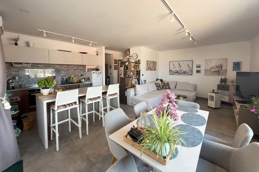 Kitchen with bar stools and dining table in the living room
