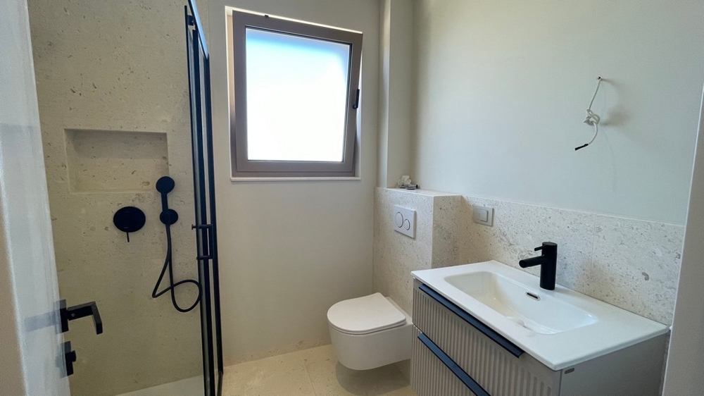 Bathroom with shower and washbasin