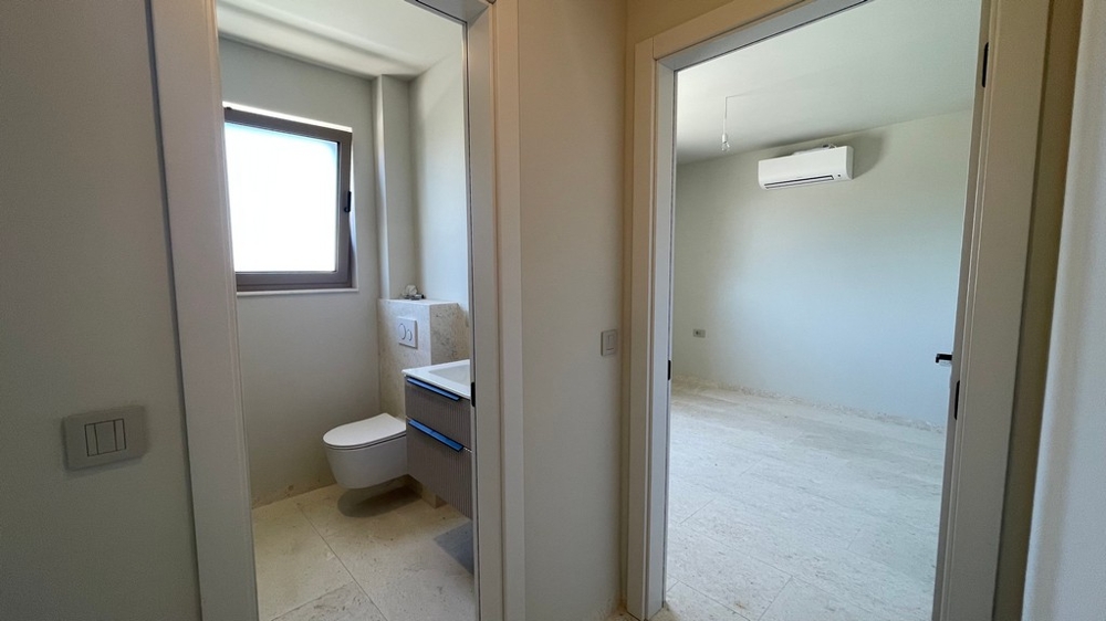 Bathroom with passage to the bedroom
