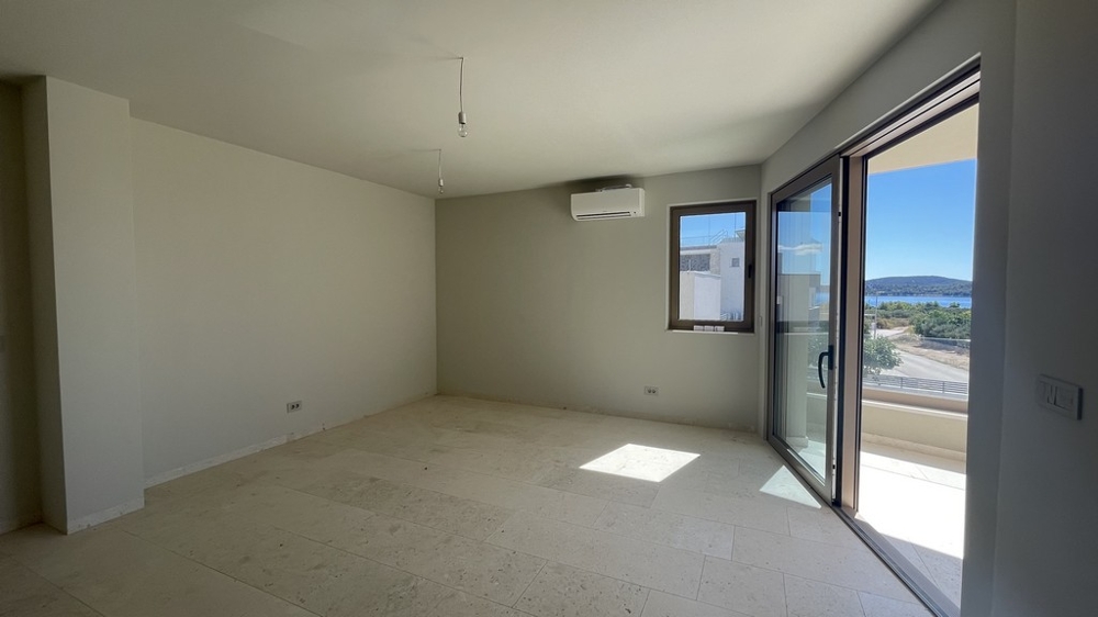 Living room with sliding door to the terrace
