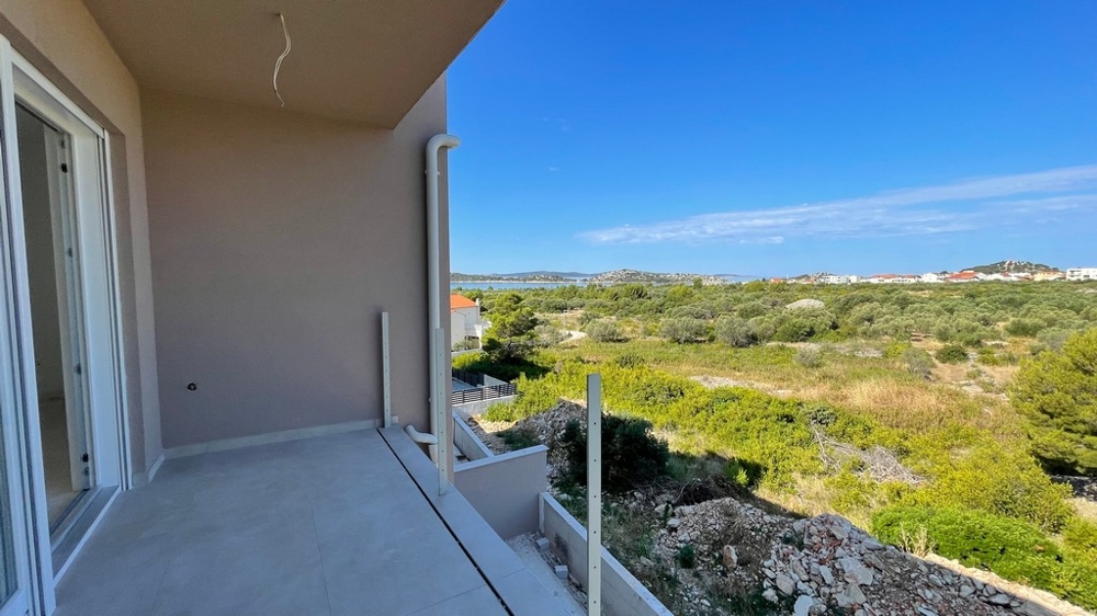 Covered terrace with views of the countryside and the sea