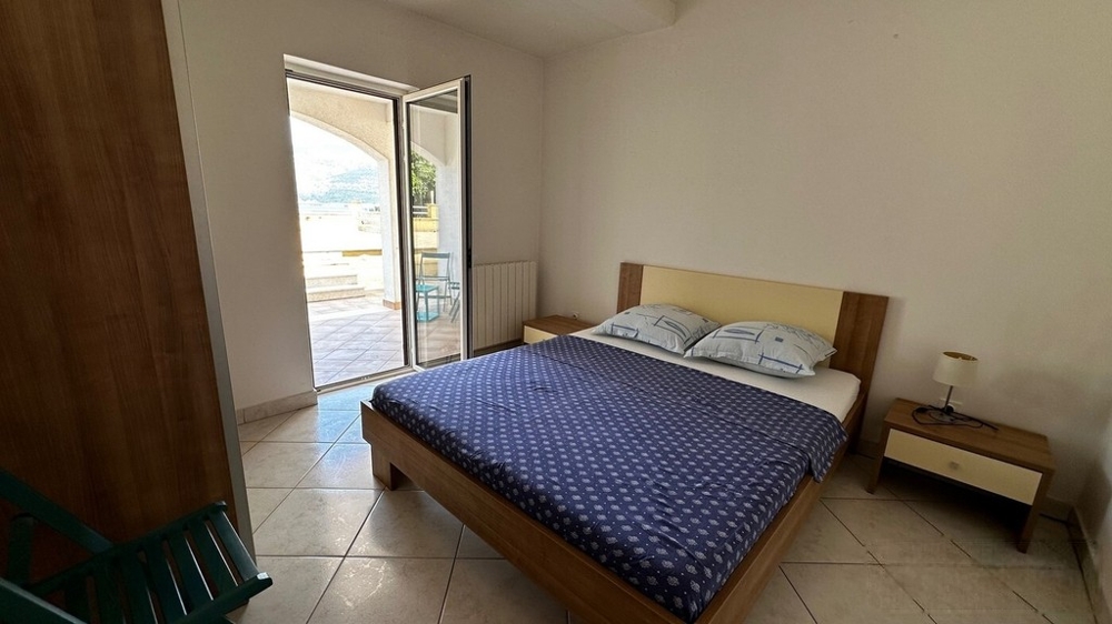 Bedroom with double bed and access to the loggia