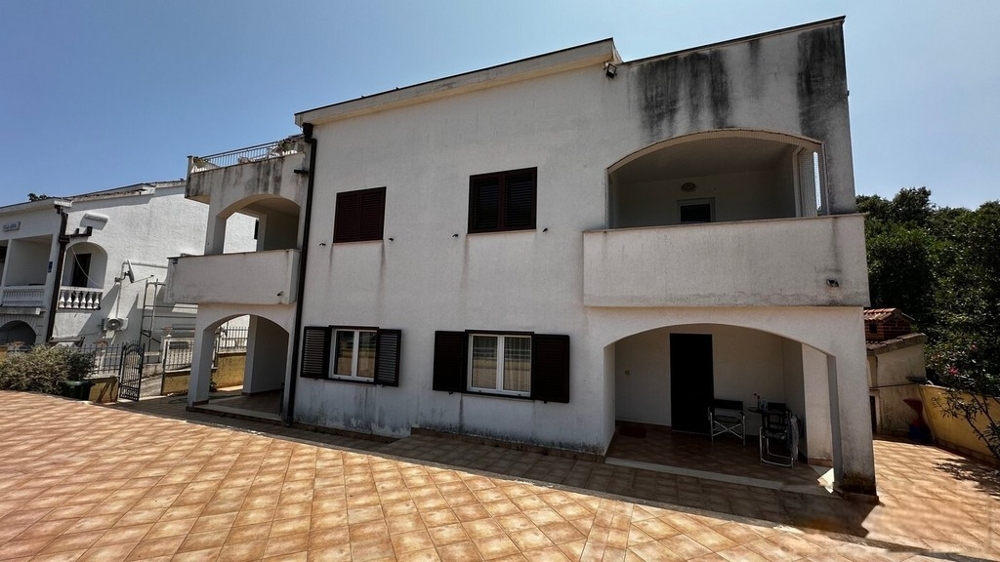 Building with tiled terrace on the ground floor