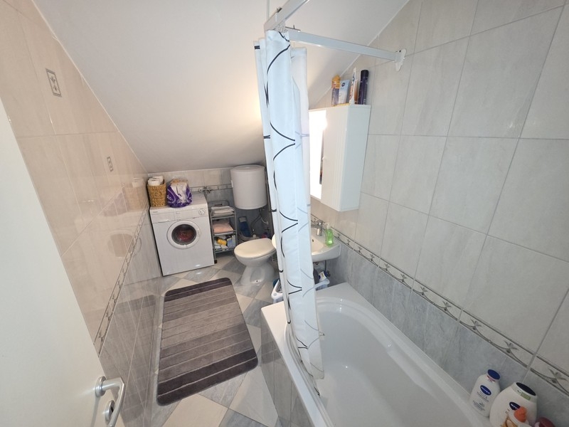 Bathroom with bathtub and washing machine