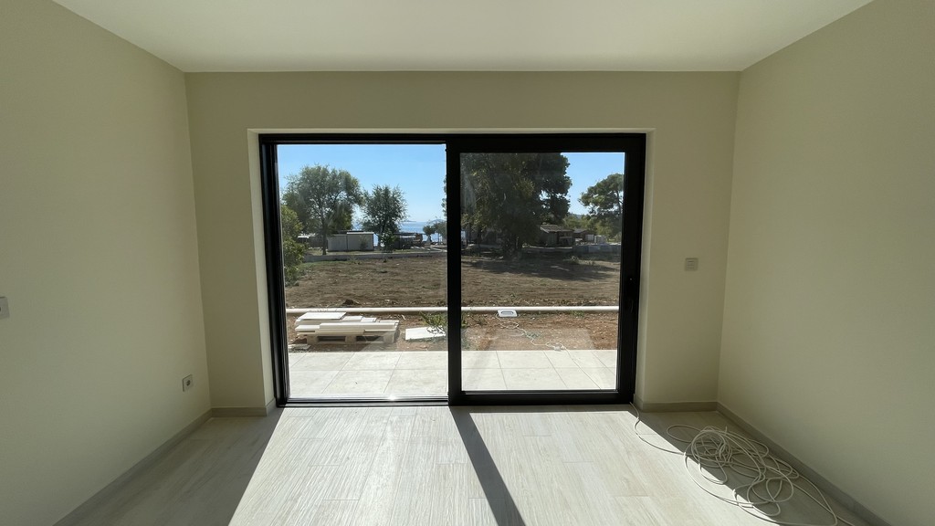 Bedroom with a view of the garden