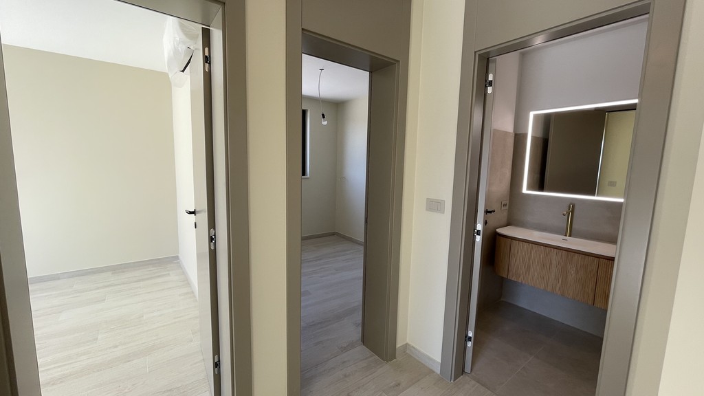 Hallway with access to the bathroom