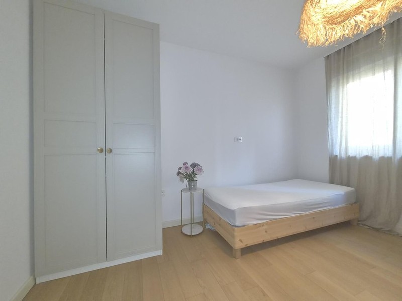 Single bed and wardrobe in second bedroom