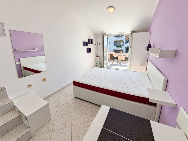 Living and sleeping area with double bed