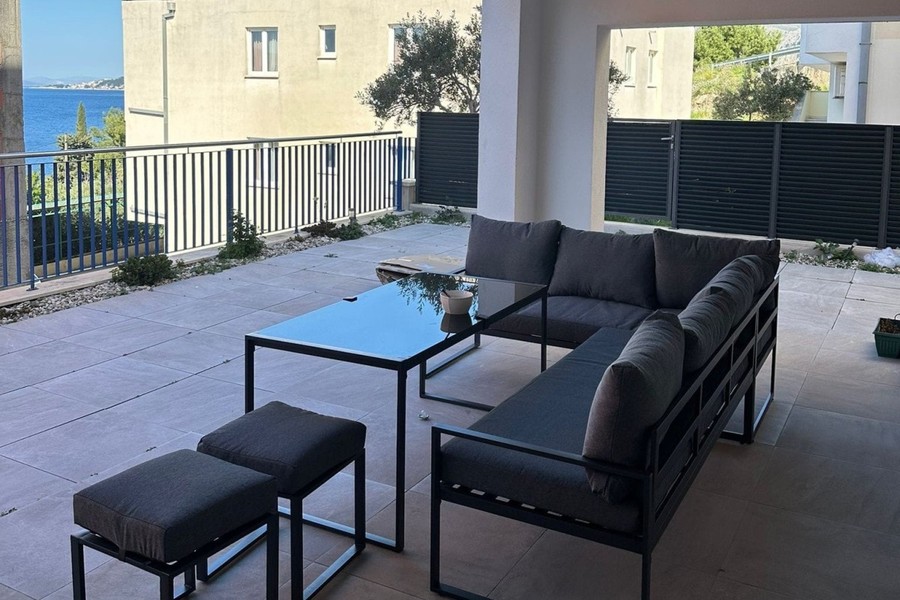Apartment with terrace and sea view in Omis