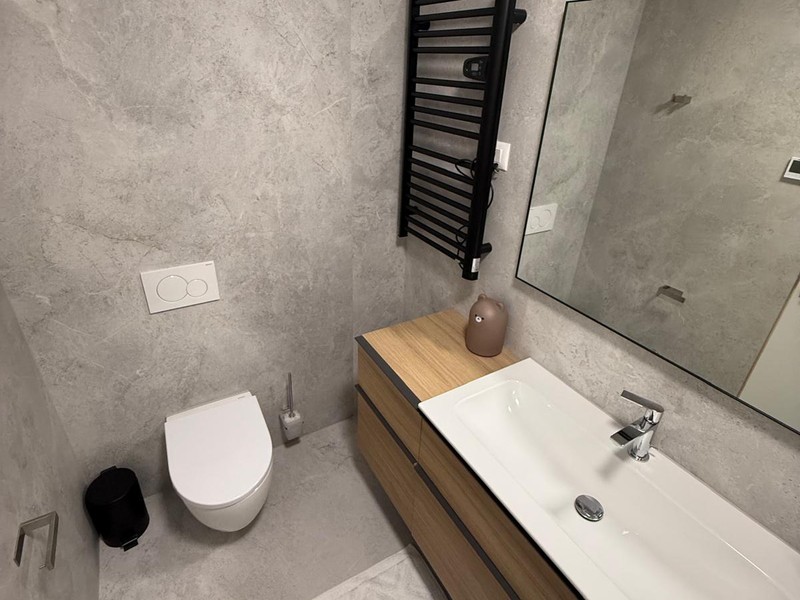 Bathroom with toilet and washbasin