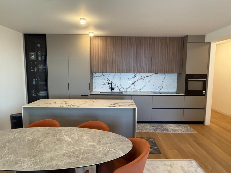 Modern kitchen with kitchen island and marble-effect surfaces