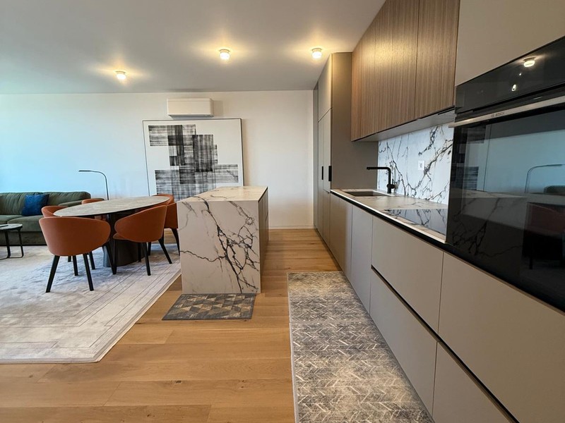 Kitchen units with oven and view into the living room