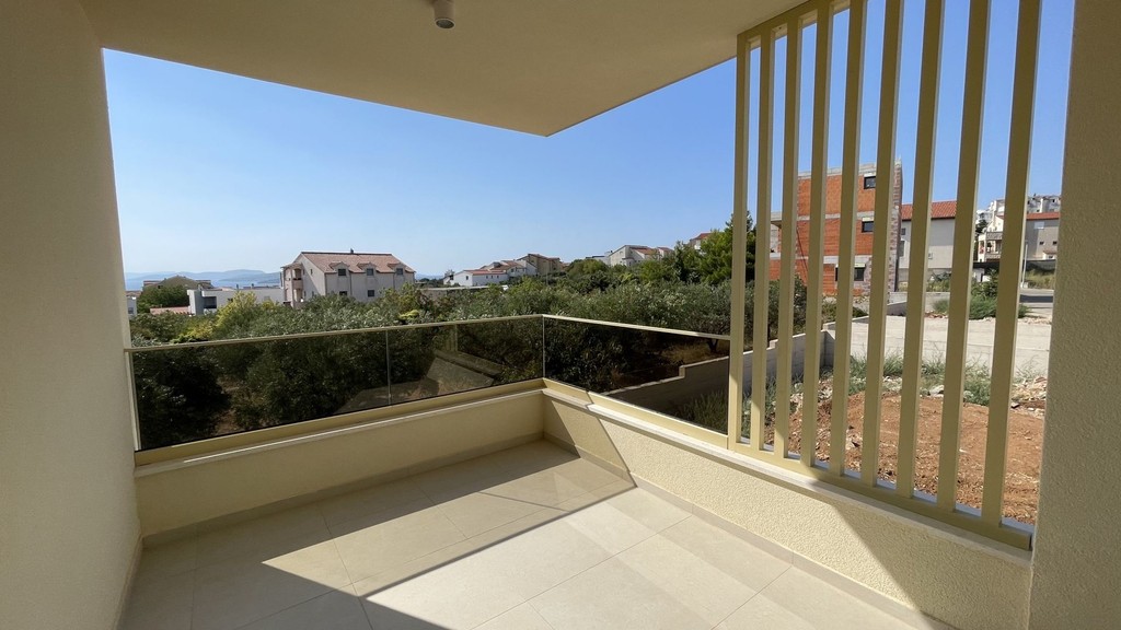 Terrace with timber slats and a view of the surroundings
