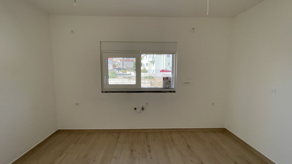 Kitchen area window with a view of the neighbourhood