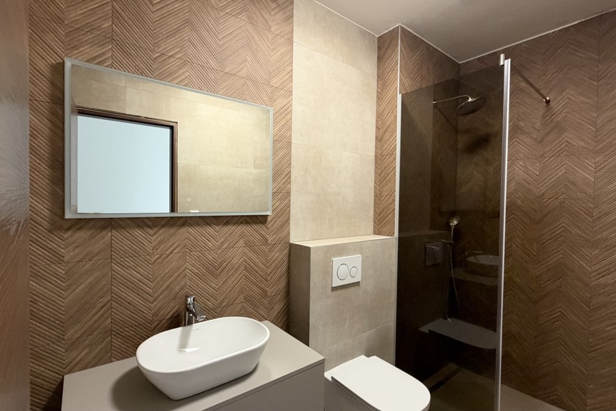 Bathroom with wood-effect tiles
