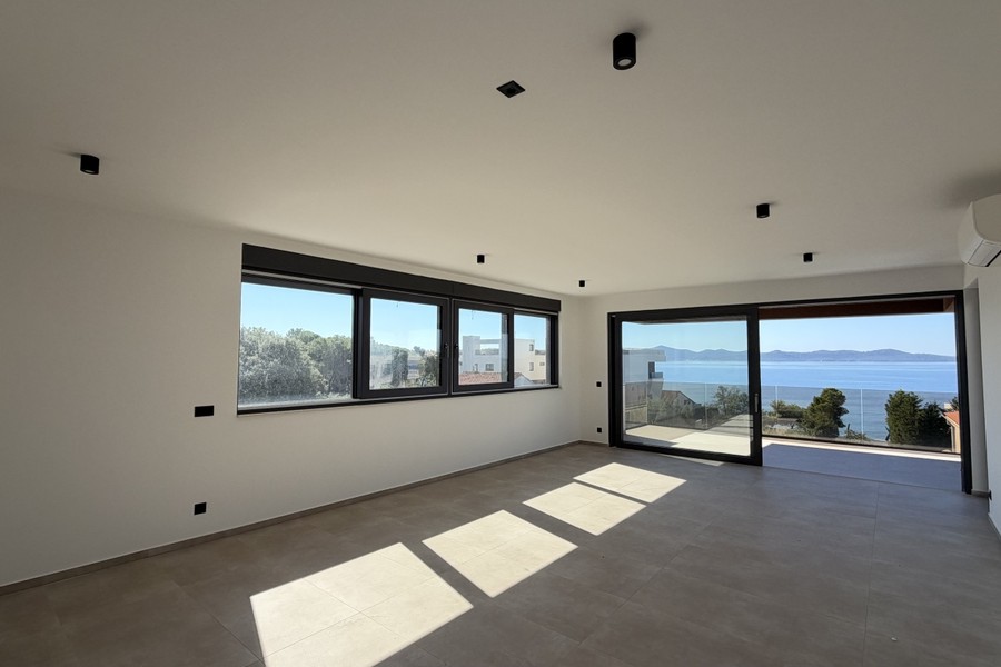 Empty living area with window band
