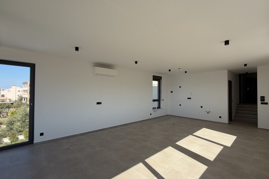 Living area with view towards the entrance