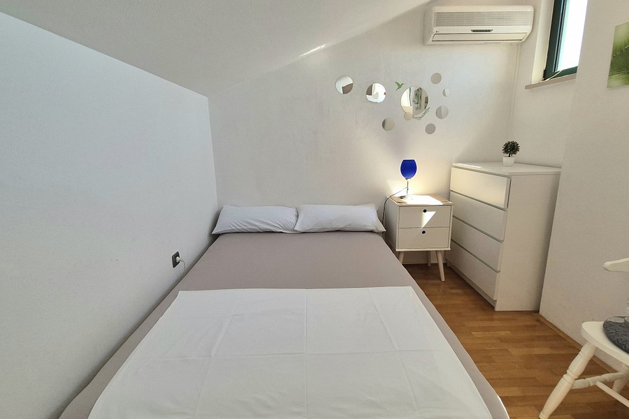 Bedroom with chest of drawers