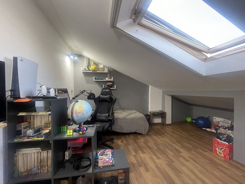 Second bedroom with workspace