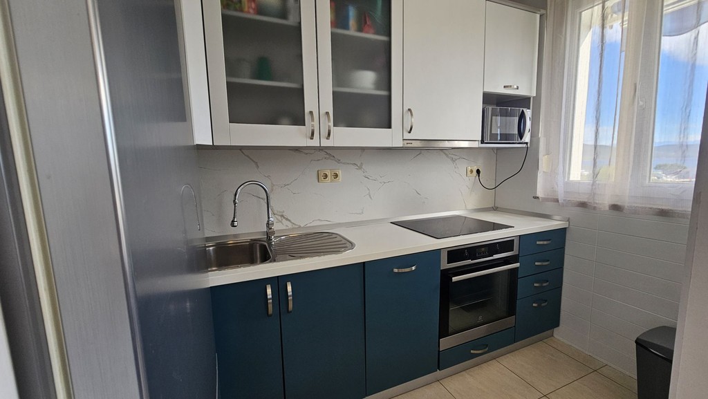 Kitchen with blue cabinet fronts