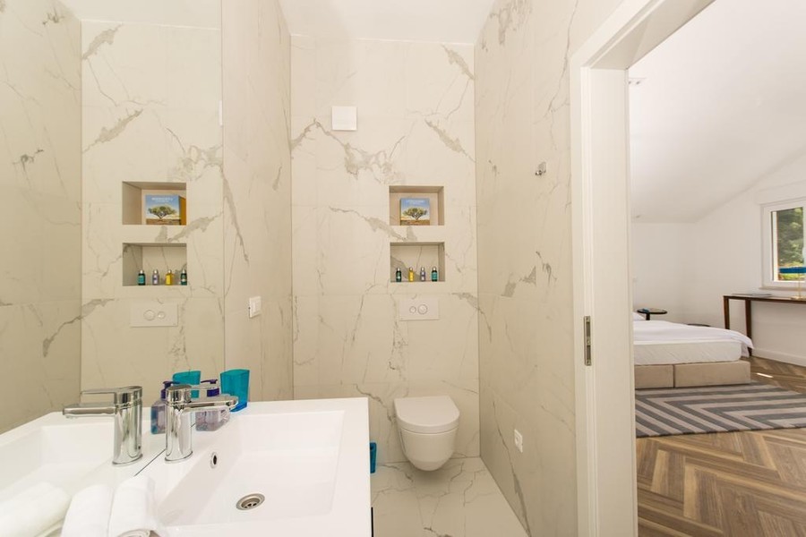 Bathroom with marble-effect finish