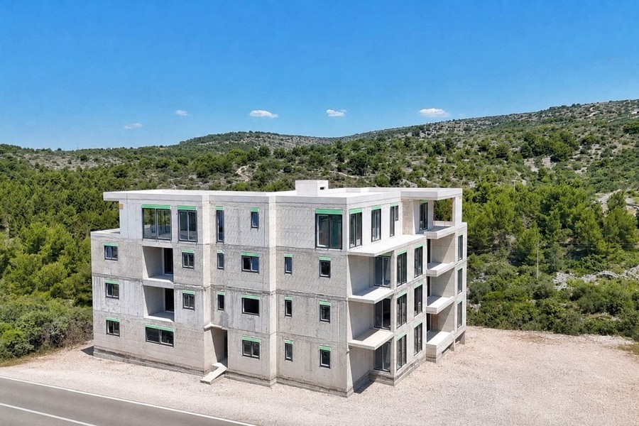 The residential building under construction seen from the other side