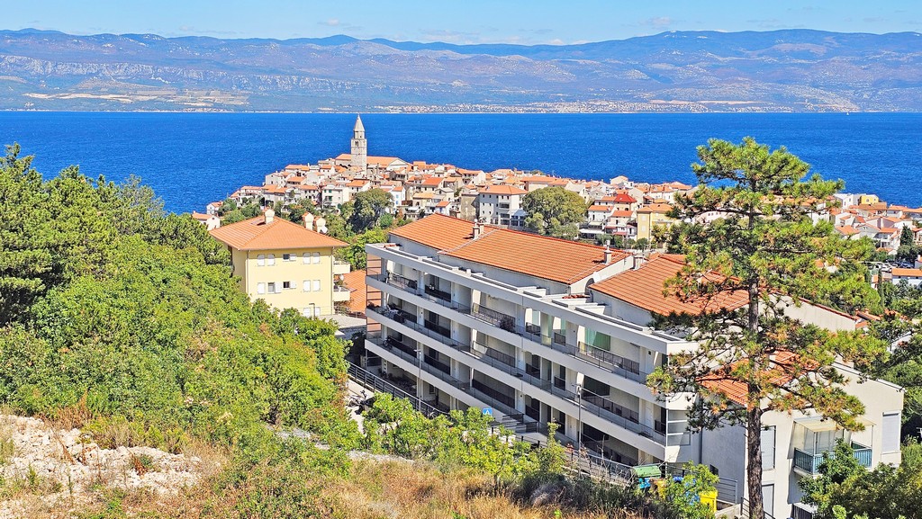 New-build apartments with sea view over Vrbnik on Krk Island