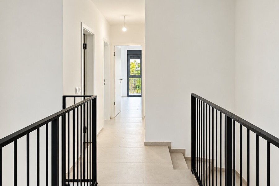Gallery with corridor to the bedrooms