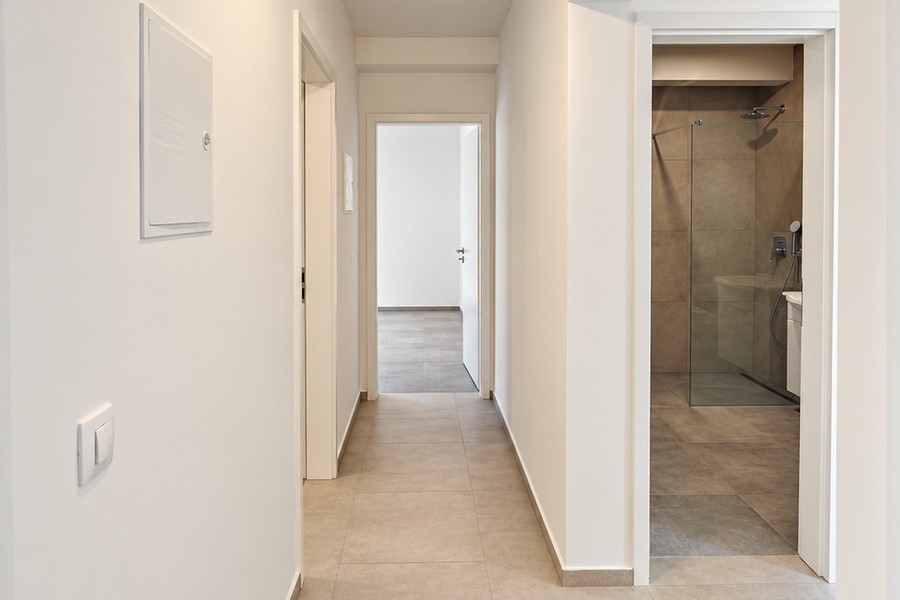 Hallway with view into the bathroom